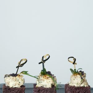 Su rūkytu ešeriu ir žuvies skraiduolės ikrais (V)**