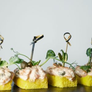 Su lašišos tartare ir kaparėliais (V)**