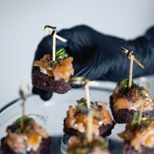 Su rūkyta lašiša, kreminiu žalumynų sūriu ir ikriukais