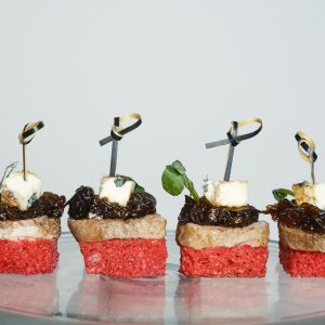 Su kiaulienos išpjova, karamelizuotais svogūnais ir mėlynųjų pelėsių sūriu