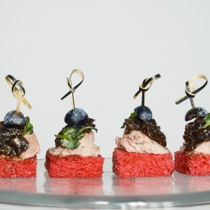 Su kepenėlių paštetu ir karamelizuotų svogūnų džemu