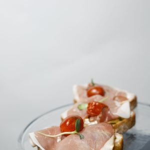 Brusketa su grilyje keptų daržovių užtepėle ir šaltai rūkytu kumpiu