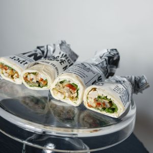 Mini wrap su vištienos salotomis