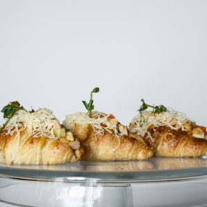 Su BBQ vištiena, grilyje keptomis daržovėmis ir brandintu čederio sūriu