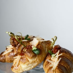 Su parmidžiano sūriu ir vytintų pomidorų užtepėle