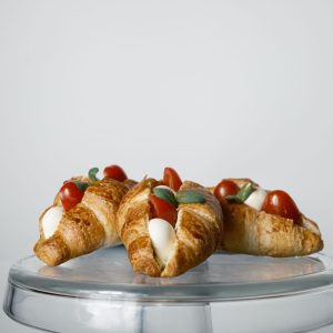 Su mocarela, vyšniniais pomidorais ir bazilikų pesto (V)**