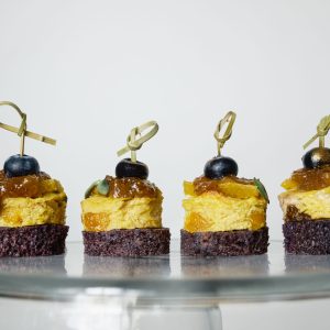 Su vištienos ir džiovintų vaisių terinu