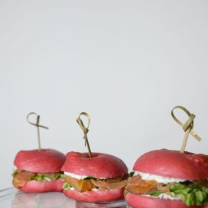 Mini beigelis su rūkyta lašiša, avokadu ir kreminiu sūriu