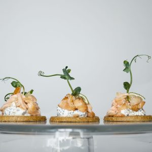 Trapios tešlos sausainukas su kepta lašiša ir ikrų kremu