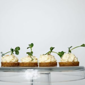 Keptos duonos crostini su kietojo sūrio bei kiaušinių kremu ir česnaku