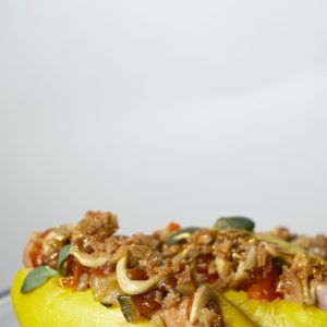 Mini Hot Dog su traškiais svogūniukais, šviežiomis daržovėmis ir kiaulienos dešrele