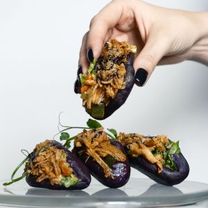 Garuose virta Bao bandelė su plėšyta BBQ vištiena ir kinišku slyvų padažu