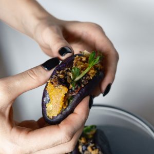 Garuose virta Bao bandelė su traškiomis krevetėmis ir kinišku slyvų padažu